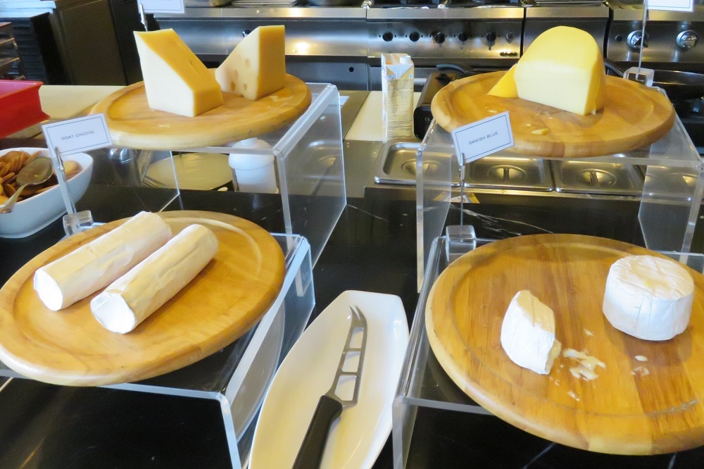 シンガポール2016-”CONTANGO”朝食ブッフェのラインナップ-チーズ