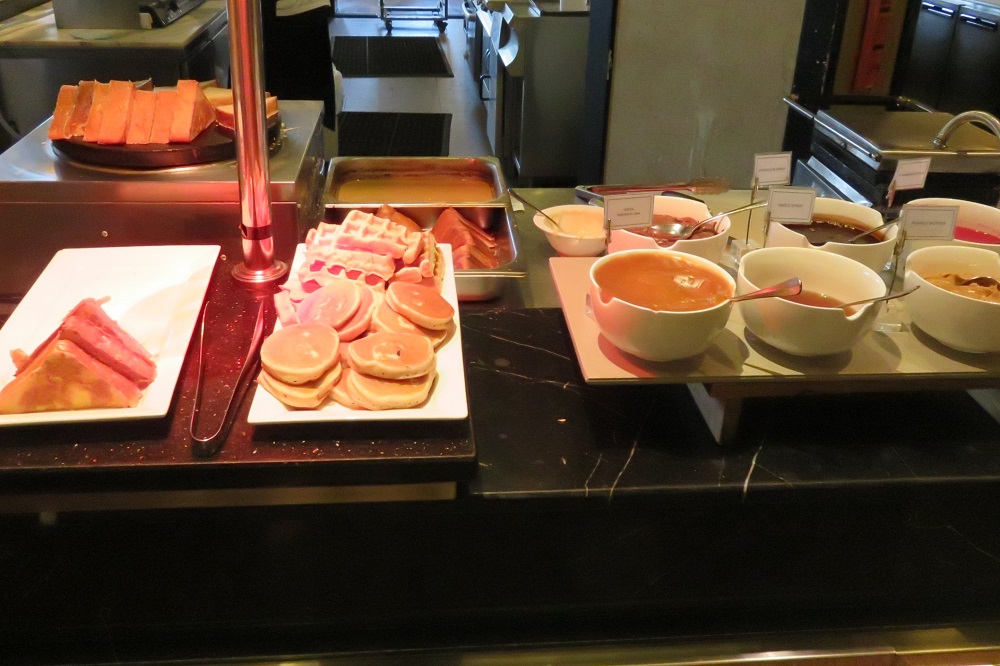 シンガポール2016-”CONTANGO”朝食ブッフェのラインナップ-パンケーキ