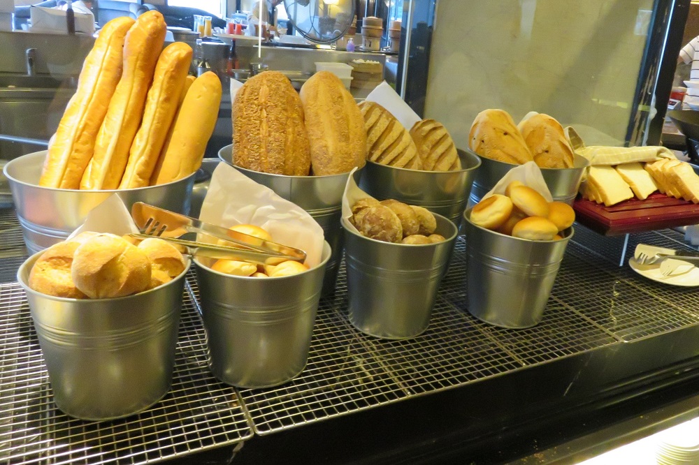 シンガポール2016-”CONTANGO”朝食ブッフェのラインナップ-パン2