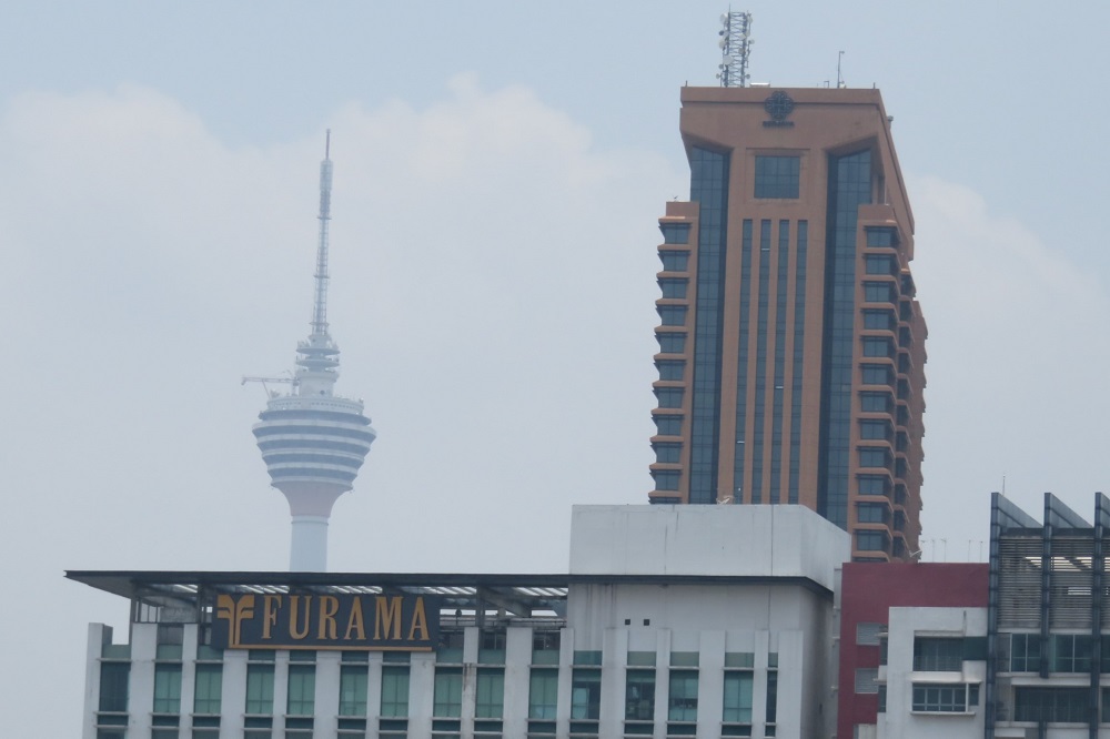 シンガポール2016-プールからKLタワーがみえる