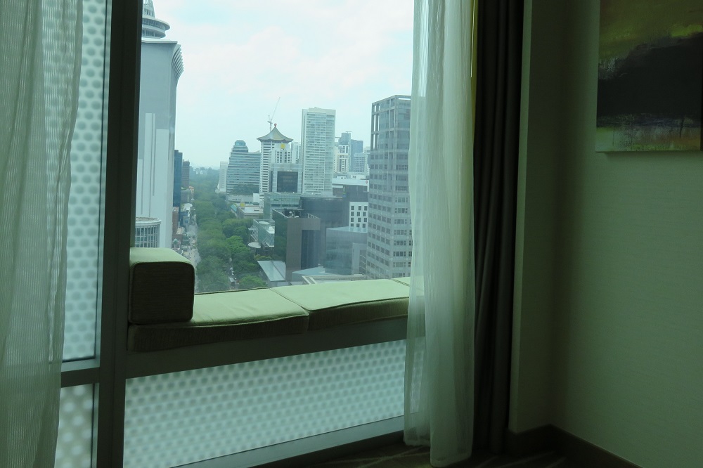 シンガポール2016-Hotel Jen客室5窓辺のベンチ