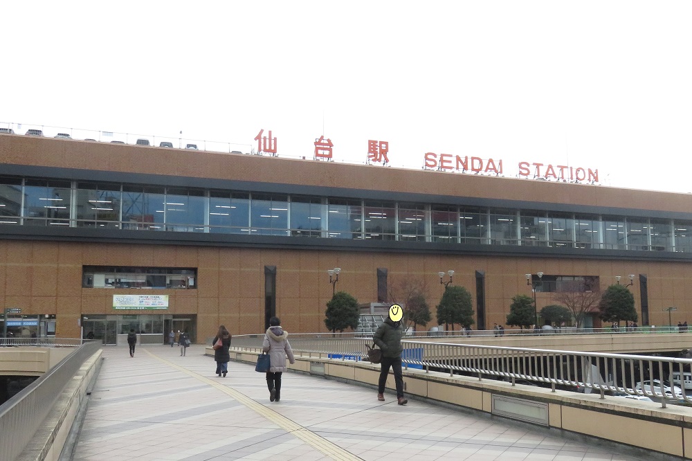 駅前の歩道から仙台駅へ