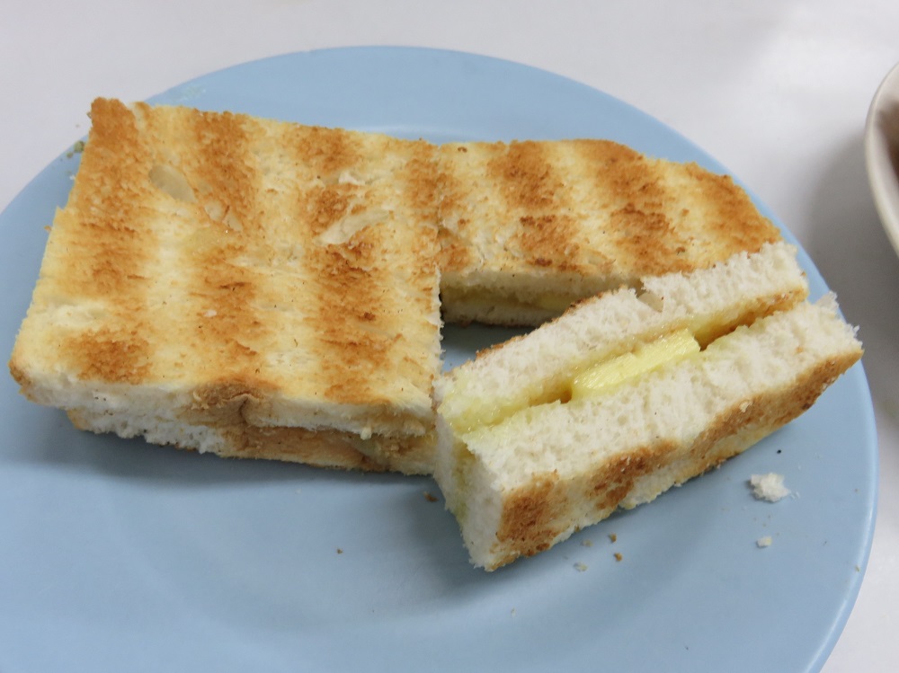 ミミを落とした食パンのカヤトースト