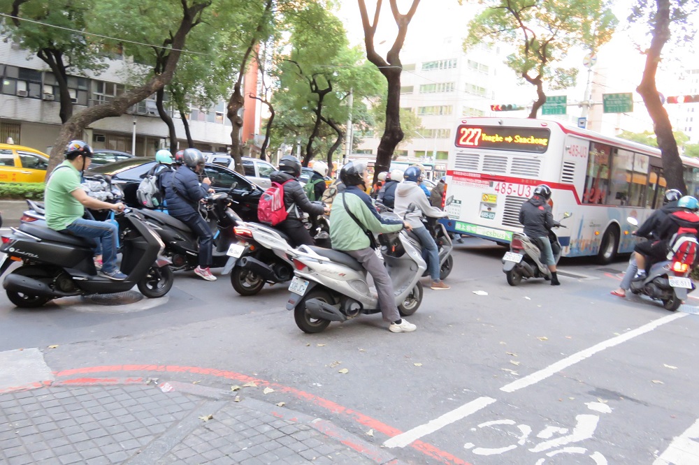 台北の街はバイクが多い